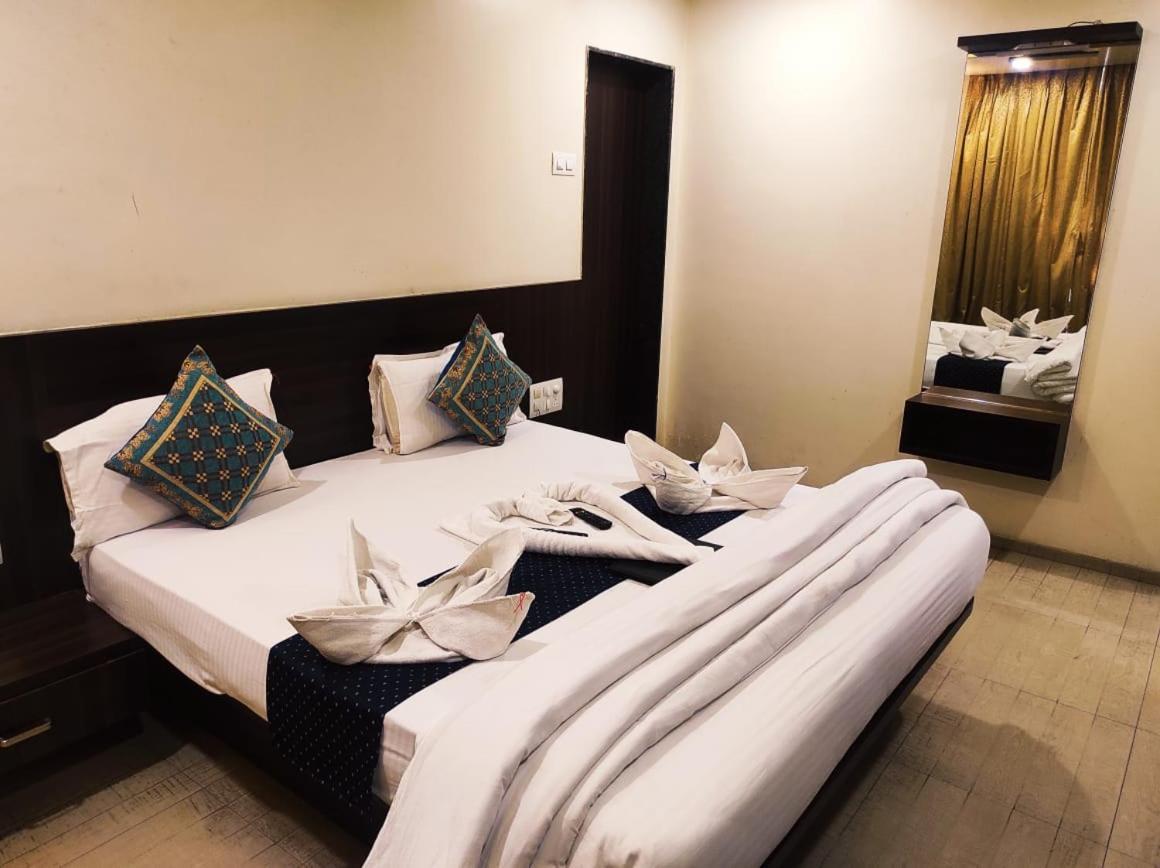 Hotel Manasi Royal Satara Ngoại thất bức ảnh