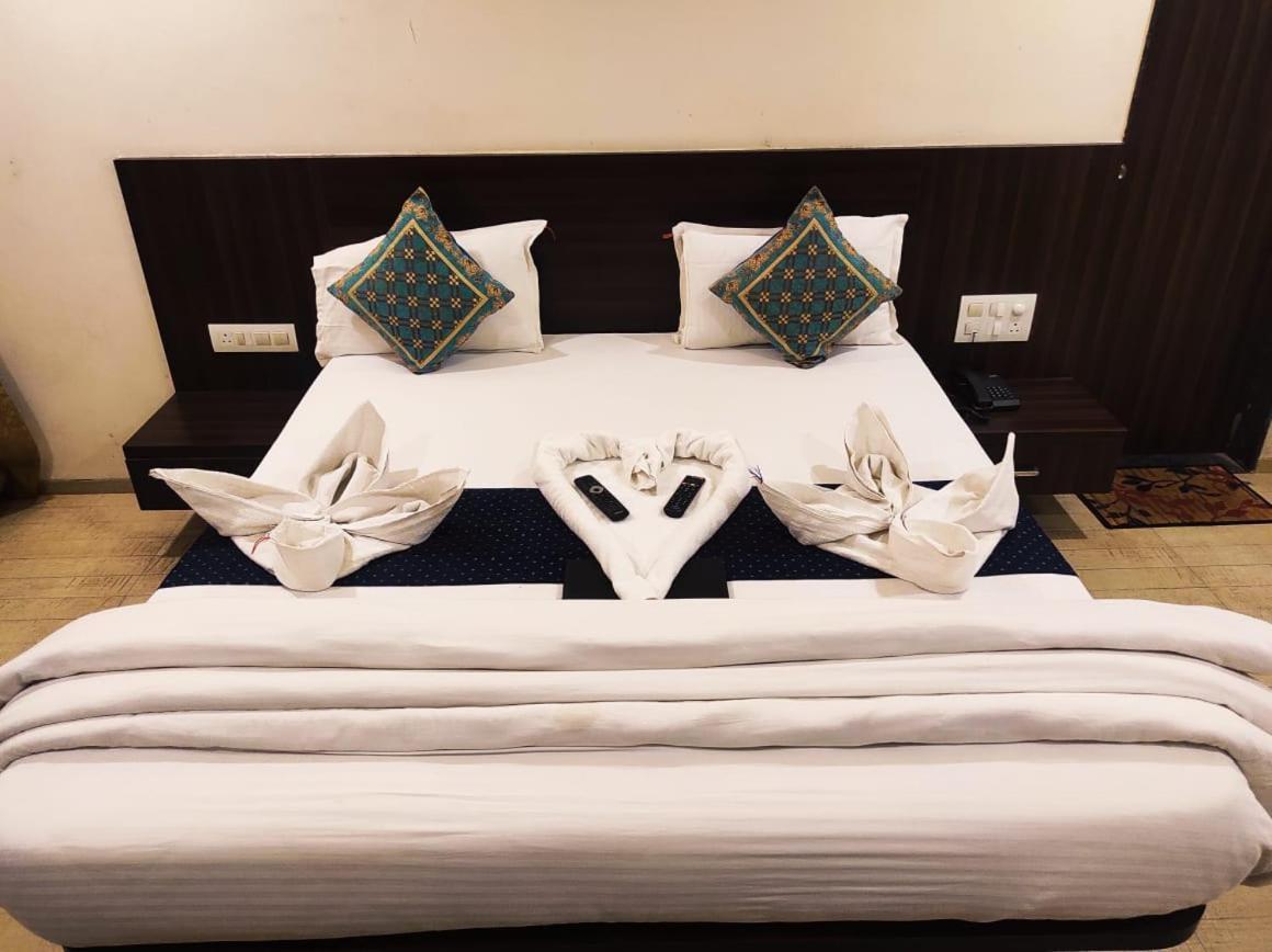 Hotel Manasi Royal Satara Ngoại thất bức ảnh