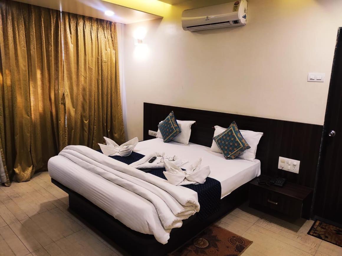 Hotel Manasi Royal Satara Ngoại thất bức ảnh