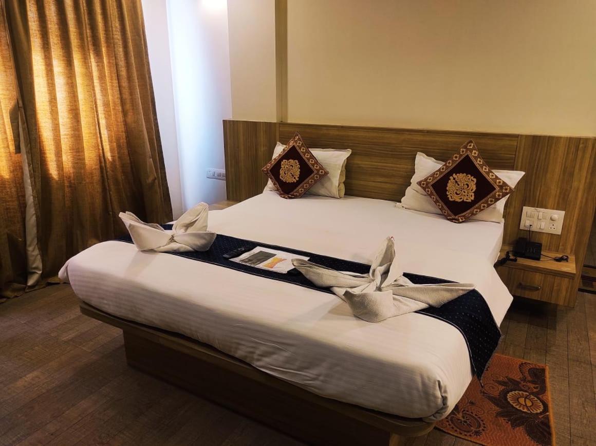 Hotel Manasi Royal Satara Ngoại thất bức ảnh