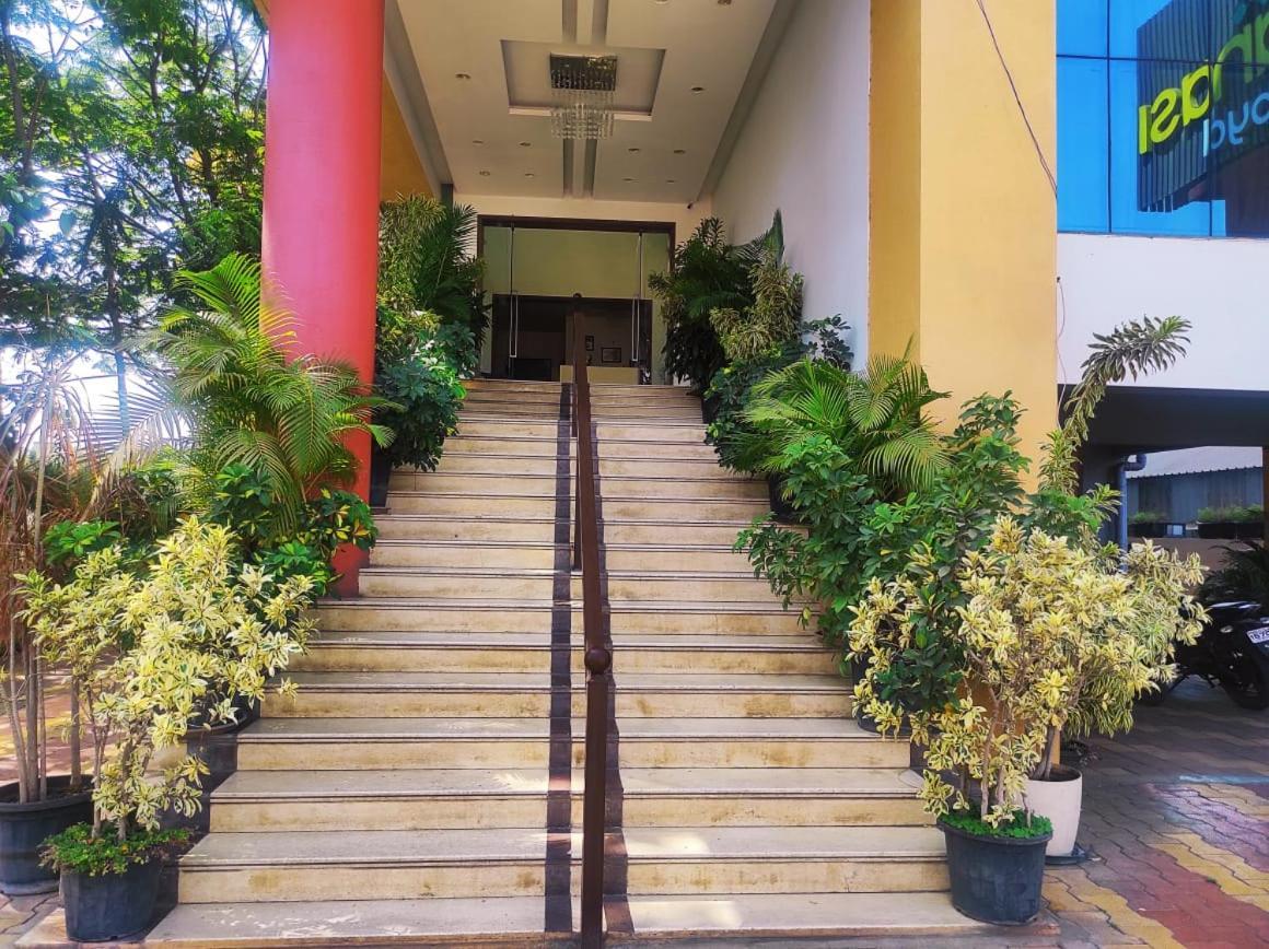 Hotel Manasi Royal Satara Ngoại thất bức ảnh