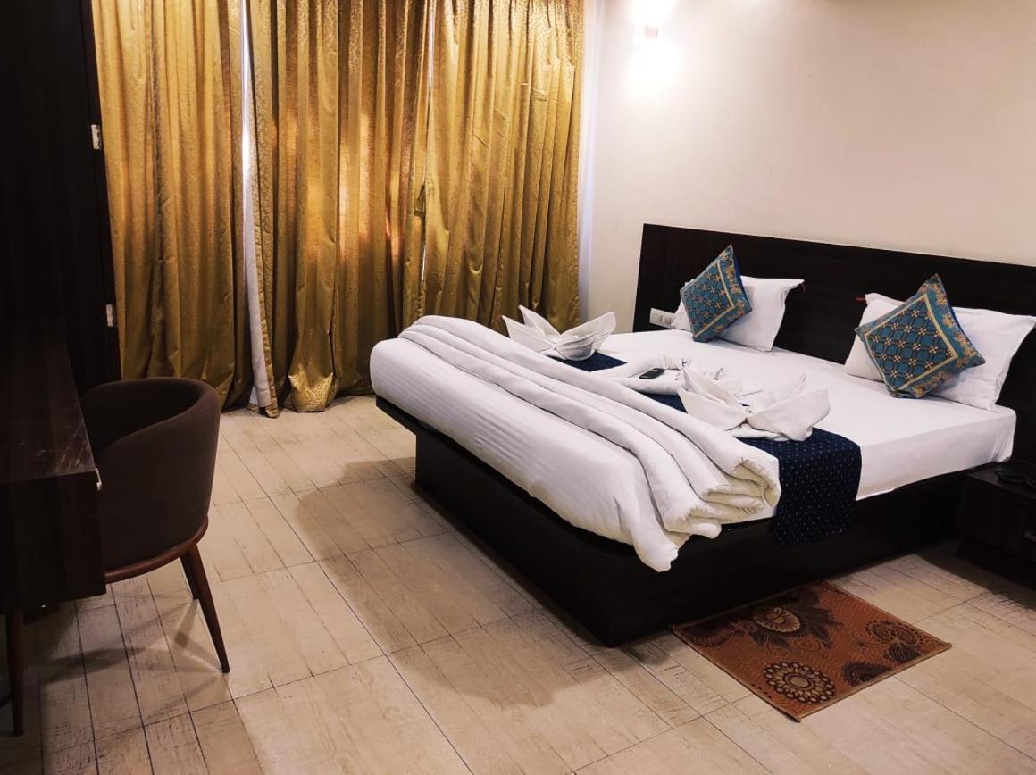 Hotel Manasi Royal Satara Ngoại thất bức ảnh