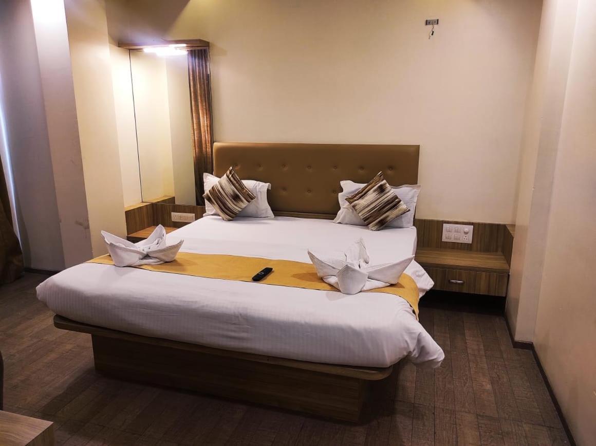 Hotel Manasi Royal Satara Ngoại thất bức ảnh