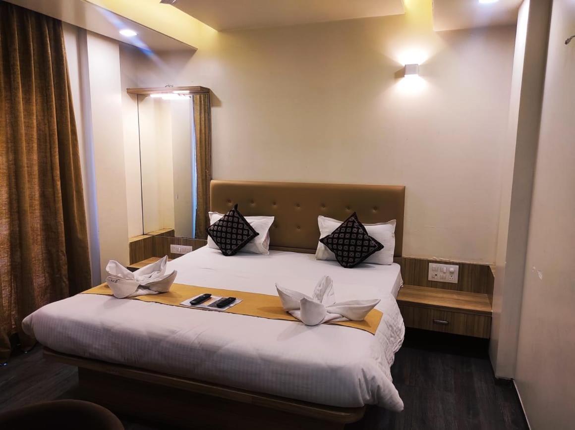 Hotel Manasi Royal Satara Ngoại thất bức ảnh