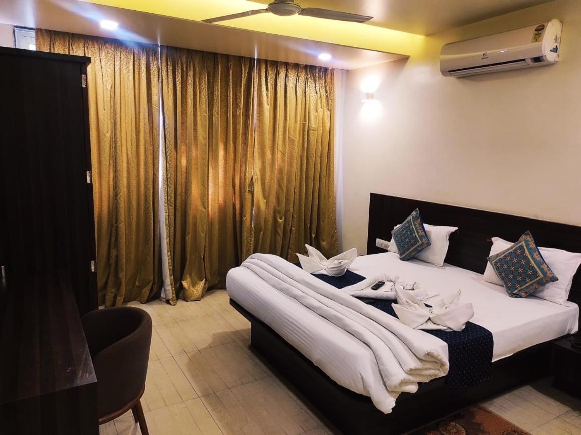 Hotel Manasi Royal Satara Ngoại thất bức ảnh