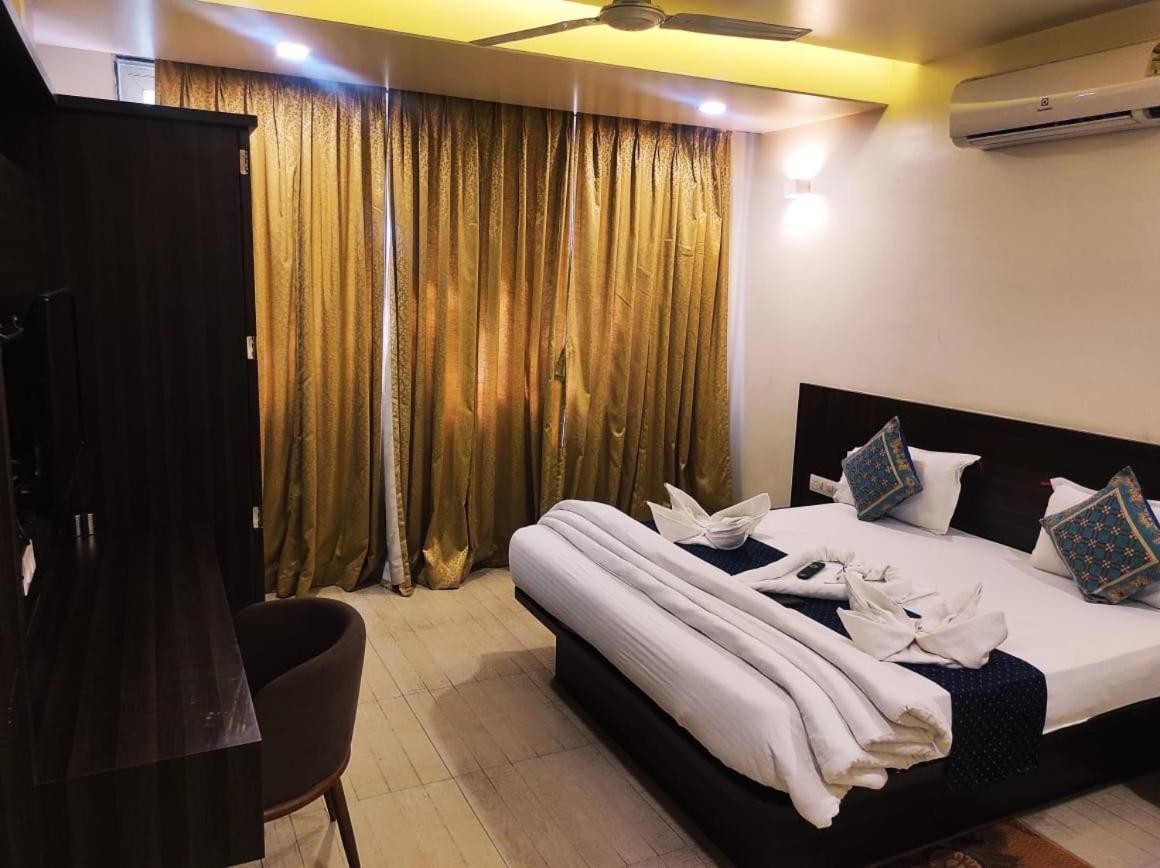 Hotel Manasi Royal Satara Ngoại thất bức ảnh