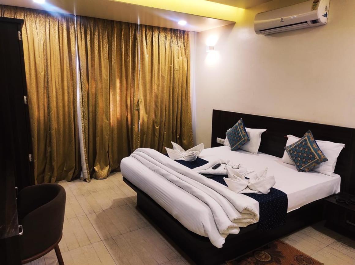 Hotel Manasi Royal Satara Ngoại thất bức ảnh