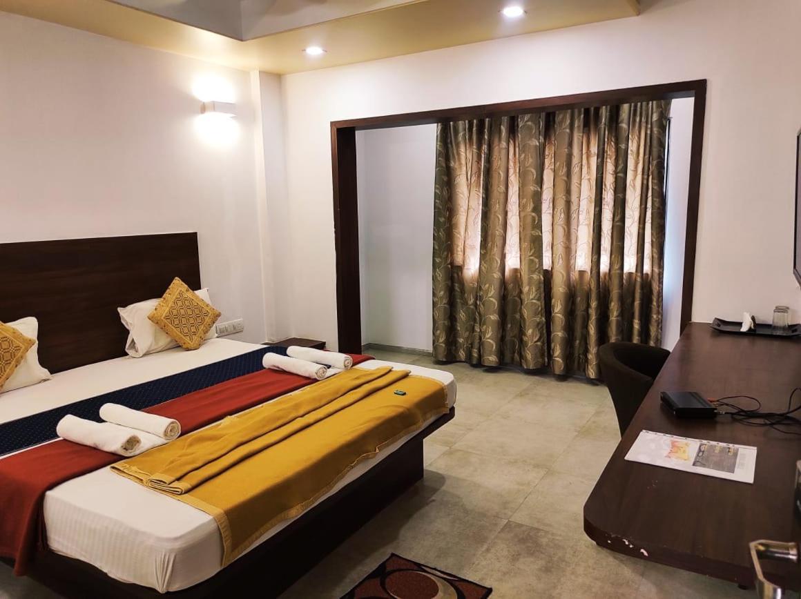 Hotel Manasi Royal Satara Ngoại thất bức ảnh