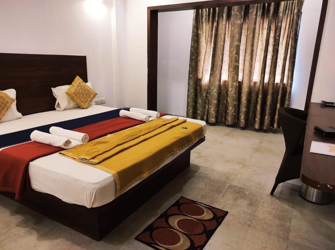 Hotel Manasi Royal Satara Ngoại thất bức ảnh