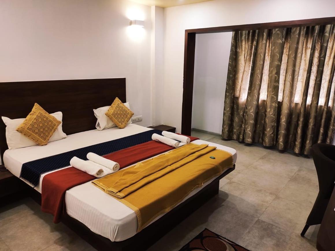 Hotel Manasi Royal Satara Ngoại thất bức ảnh