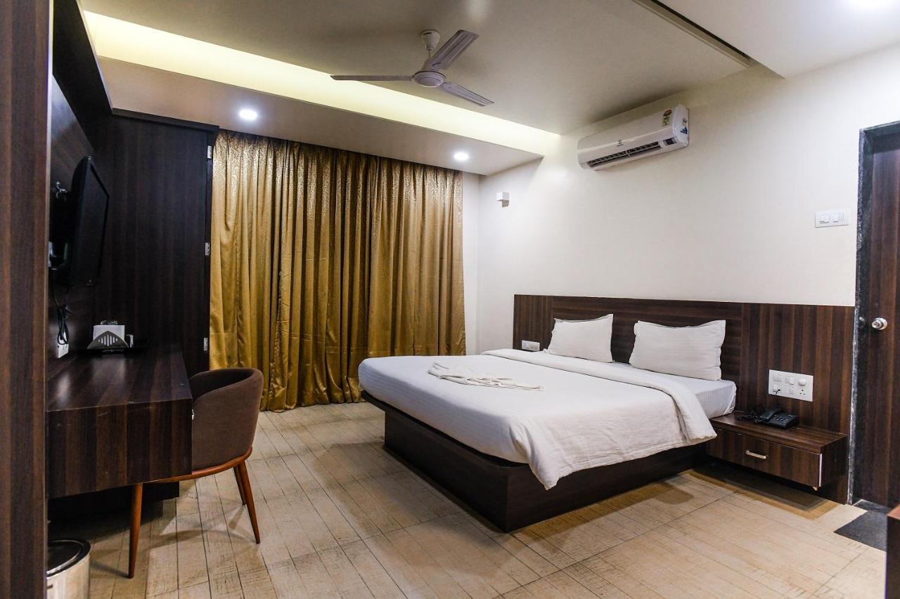 Hotel Manasi Royal Satara Ngoại thất bức ảnh